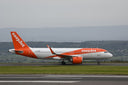 easyJet Airbus A320neo in oranger Lackierung am Flughafen - easyJet Handgepäck Maße und Tarife 2026