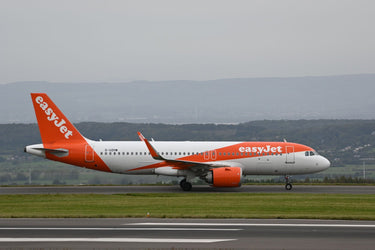 easyJet Airbus A320neo in oranger Lackierung am Flughafen - easyJet Handgepäck Maße und Tarife 2026