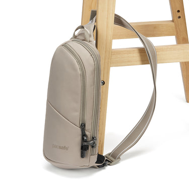 pacsafe V Action Sling - Umhängetasche 33 cm RFID (beige) - Ansicht 6