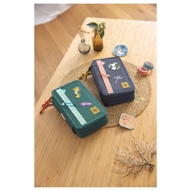 Lässig Triple Pencil Case - Mäppchen 21 cm befüllt (Dunkelgrün Ozean Edition) - Ansicht 2